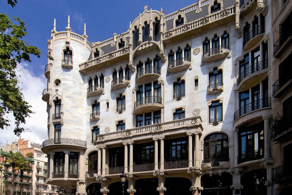 Fachada de un edificio modernista con varios balcones