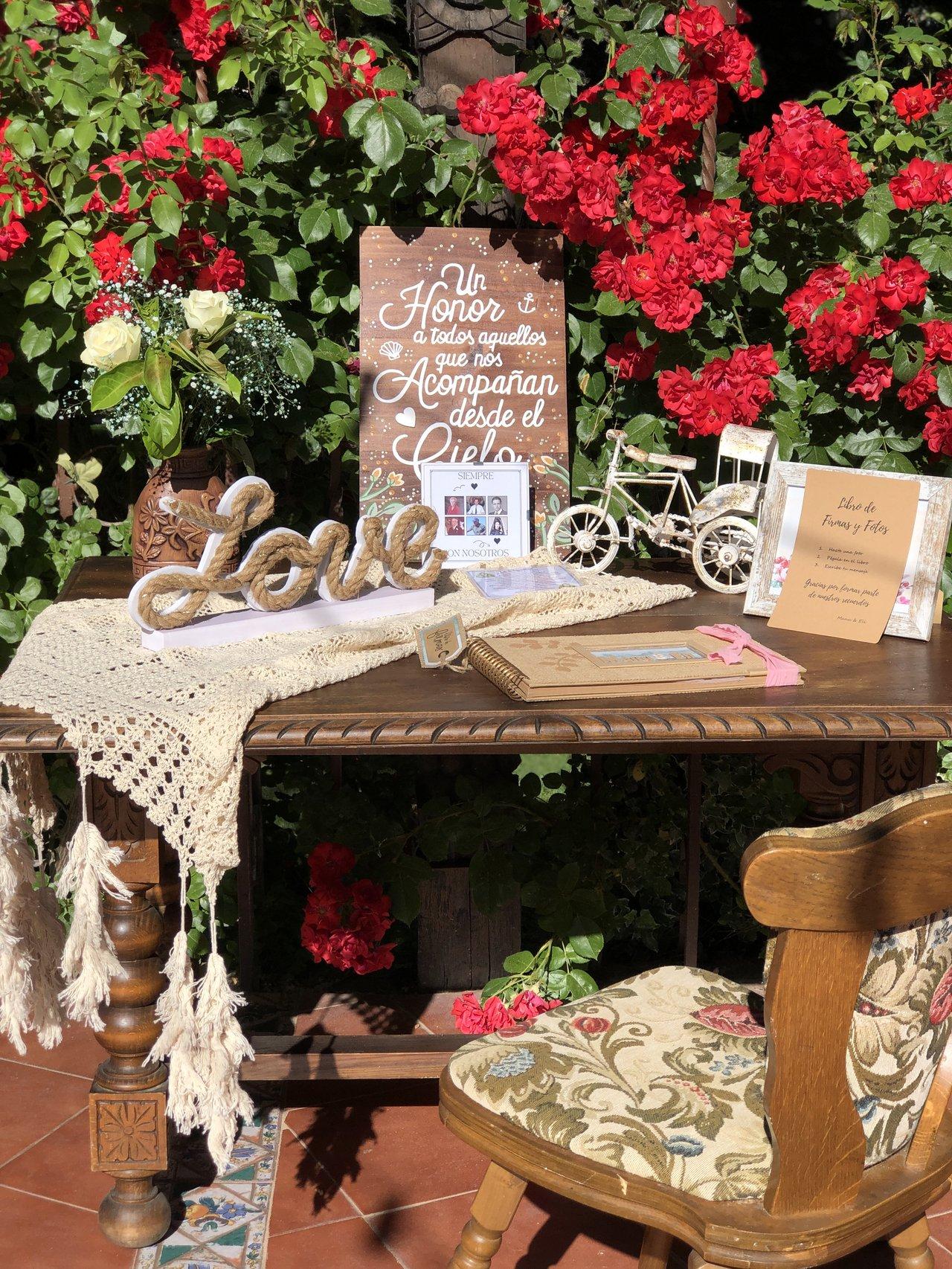 Frase para boda: 'Un honor a todos aquellos que nos acompañan desde el cielo' en conmemoración a quienes no están