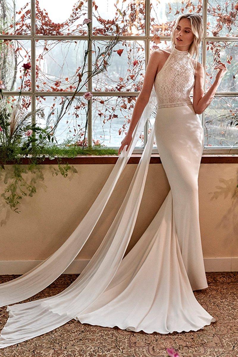 Vestidos de novia Colet 2022: modelo Oppuntia, de silueta recta y escote halter