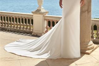 Vestidos de novia manga larga elegantes, con falda lisa y cuerpo de encaje