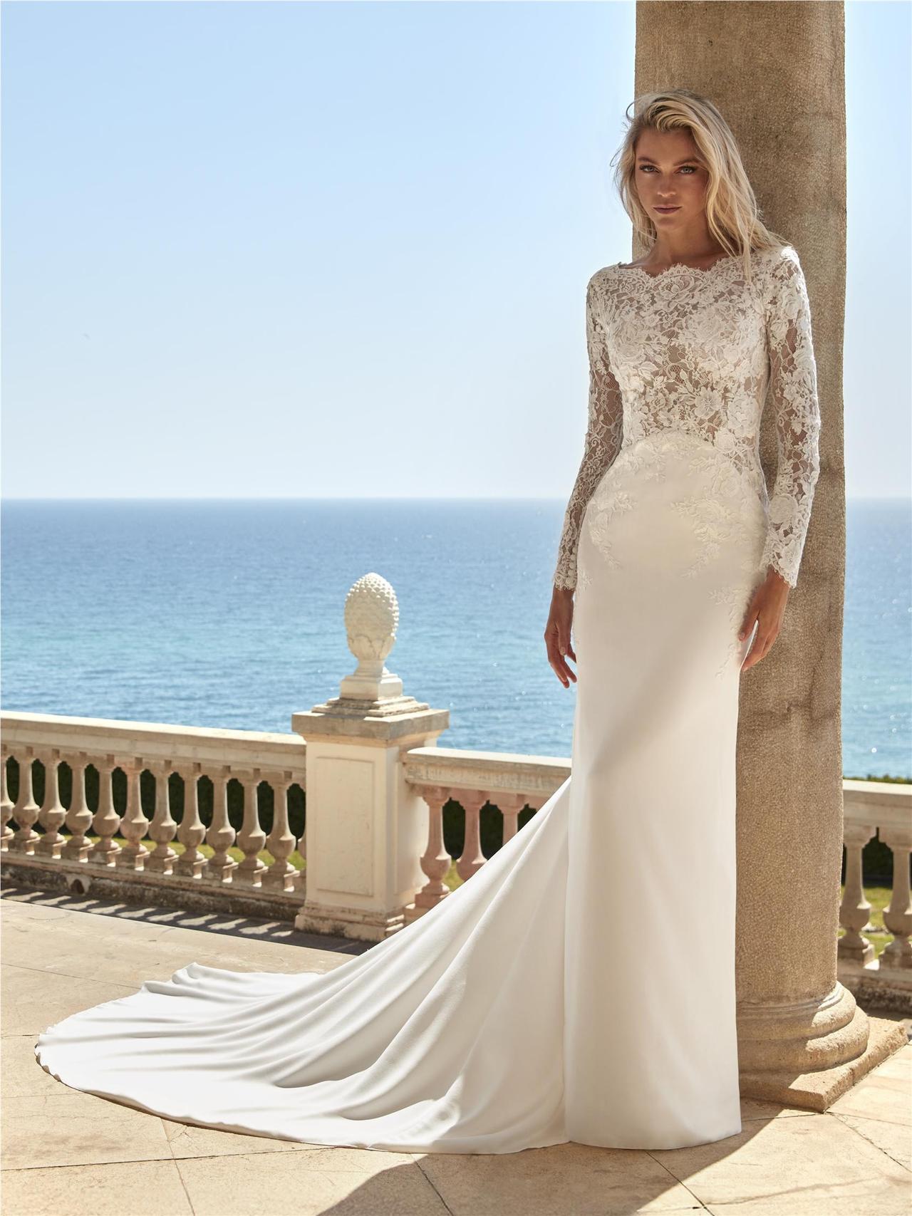 Vestidos de novia manga larga elegantes, con falda lisa y cuerpo de encaje
