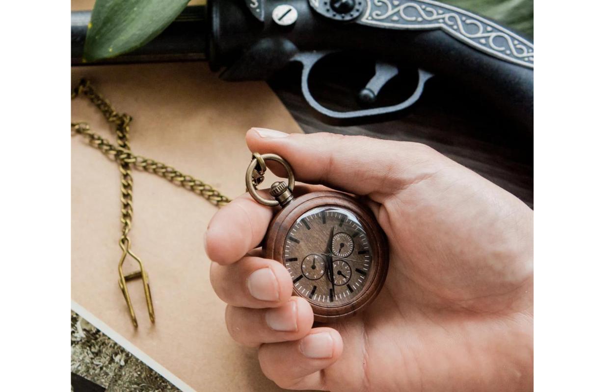 Reloj bolsillo para novio: ¡el complemento ideal para deslumbrar!
