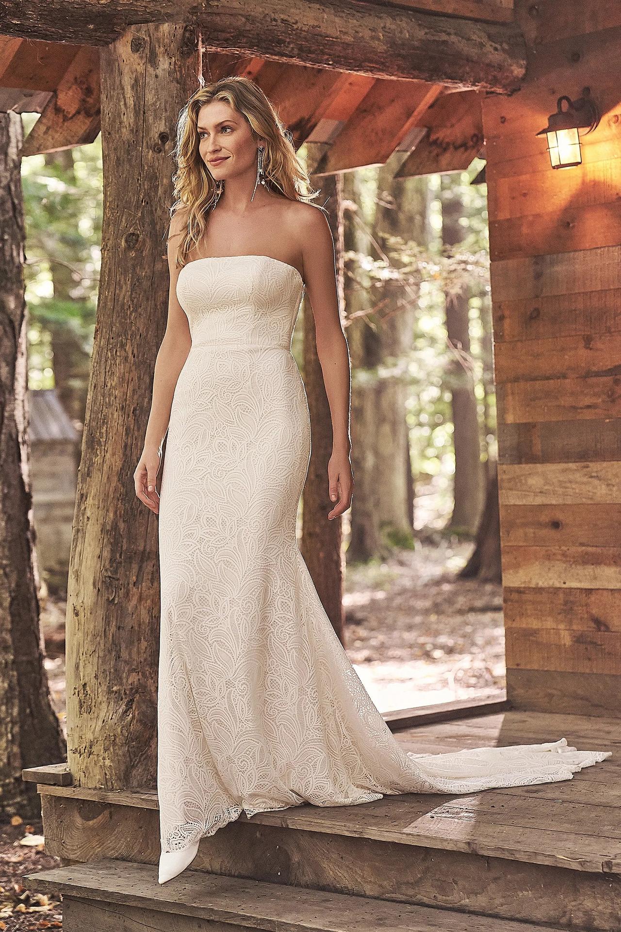 Vestido de novia sencillo y elegante con escote palabra de honor