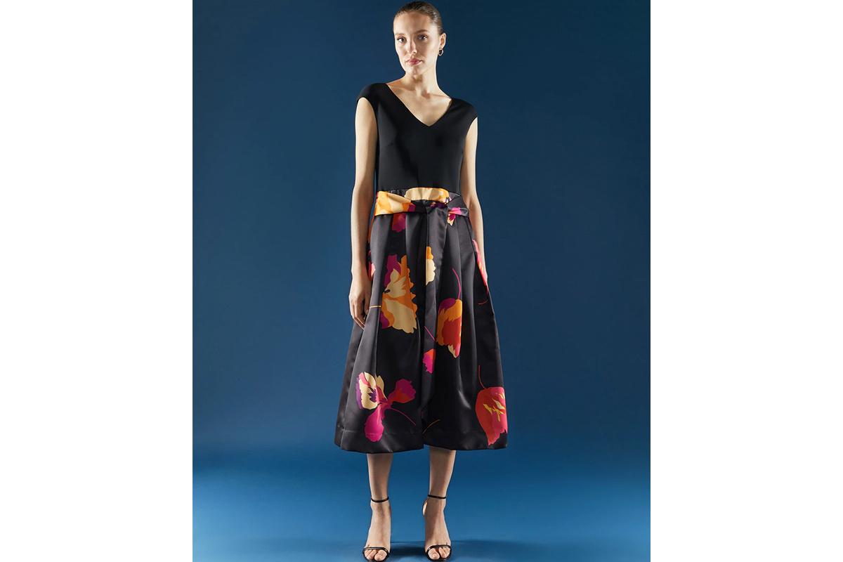 Chica con vestido negro con falda de flores efecto dos piezas