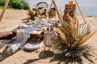 Color Pantone: altar de una boda civil en la playa con elementos decorativos en Mocha Mousse