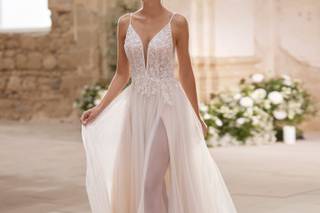 Vestido boda civil con transparencias y escote en V