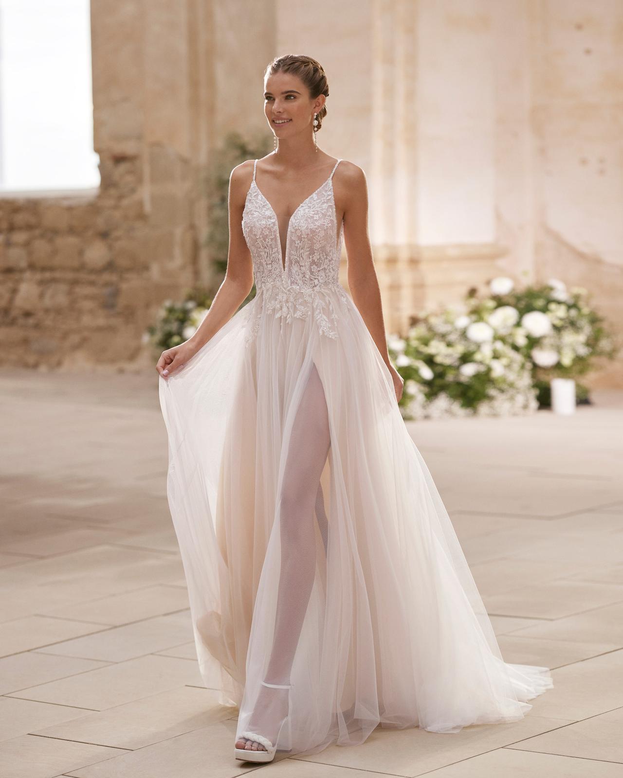 Vestido boda civil con transparencias y escote en V