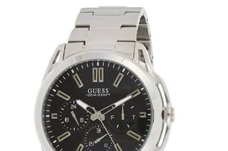 Reloj de hombre de la marca Guess con esfera negra y números romanos