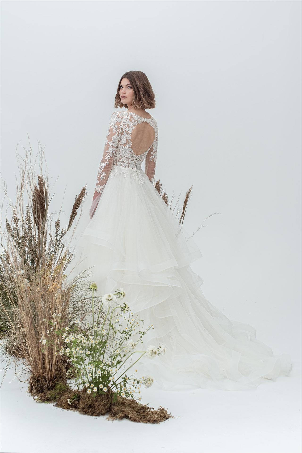 Vestidos de novia Fara Sposa 2022: modelo de corte princesa con escote ilusión y manga larga