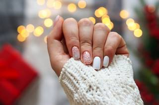 Uñas de Navidad 2024: manicura con dos uñas blancas y las otras decoradas