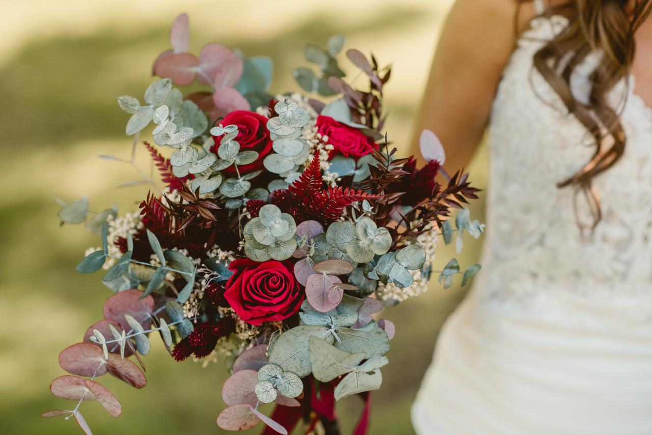 Ramos de novia silvestres con rosas rojas