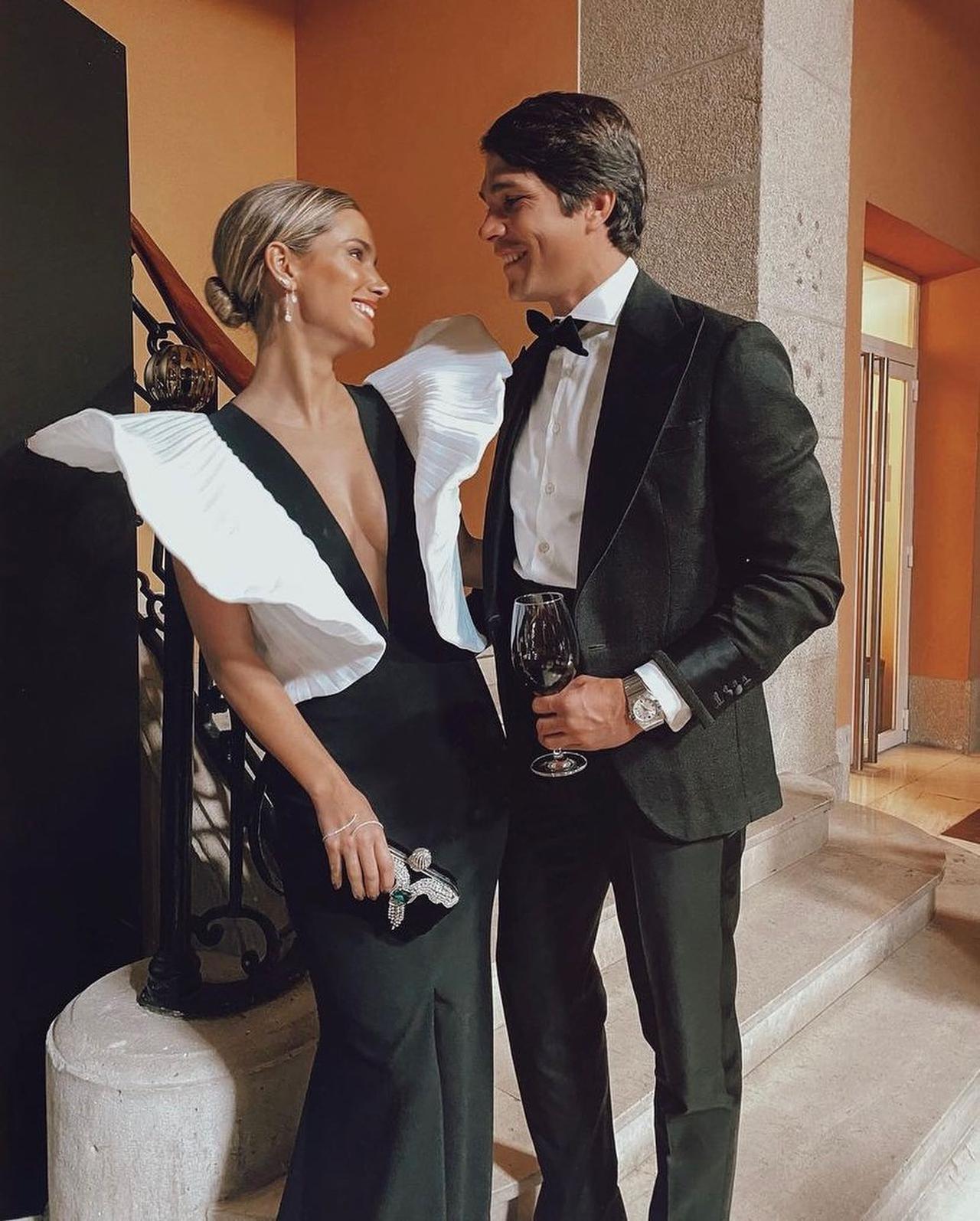 vestidos negros de boda de invitada bicolor con escote profundo delantero