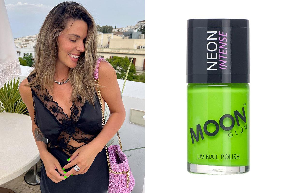 laura Matamoros con vestido negro de encaje y bolso rosa con cadena uñas verde flúor
