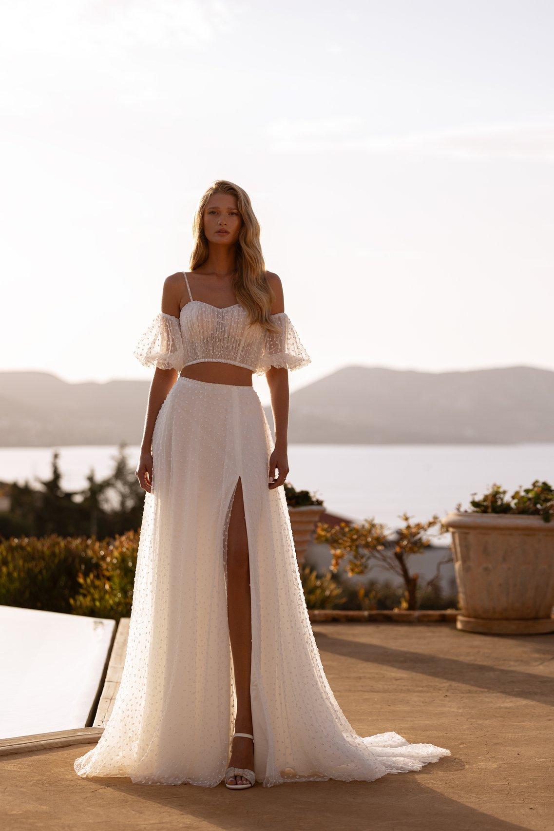 Vestido boda civil sencillo de dos piezas de top y falda con corte lateral