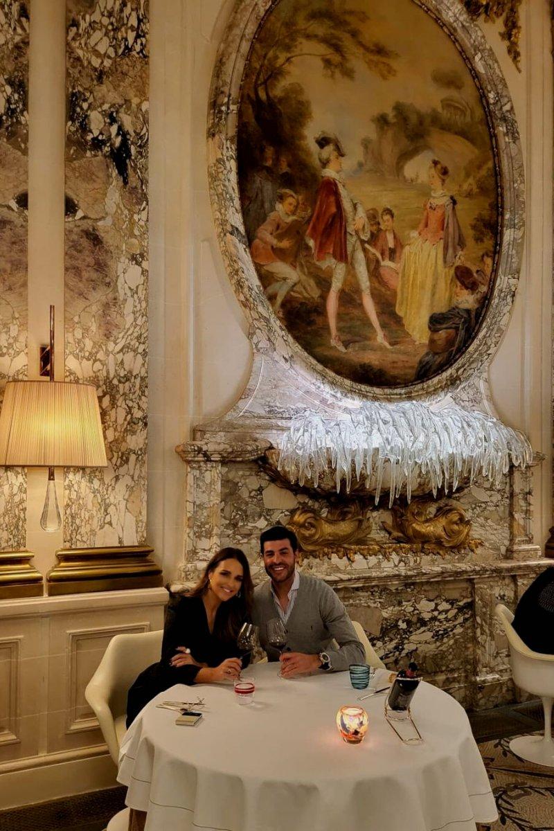 Fotos de parejas famosas: Paula Echevarría y Miguel Torres en una cita romántica en un restaurante
