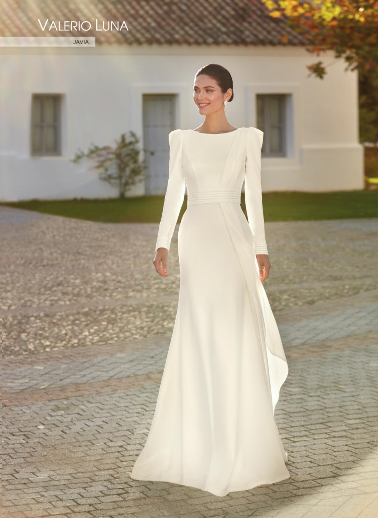 vestidos de novia para mujeres maduras: sencillo, con escote, recto y manga larga