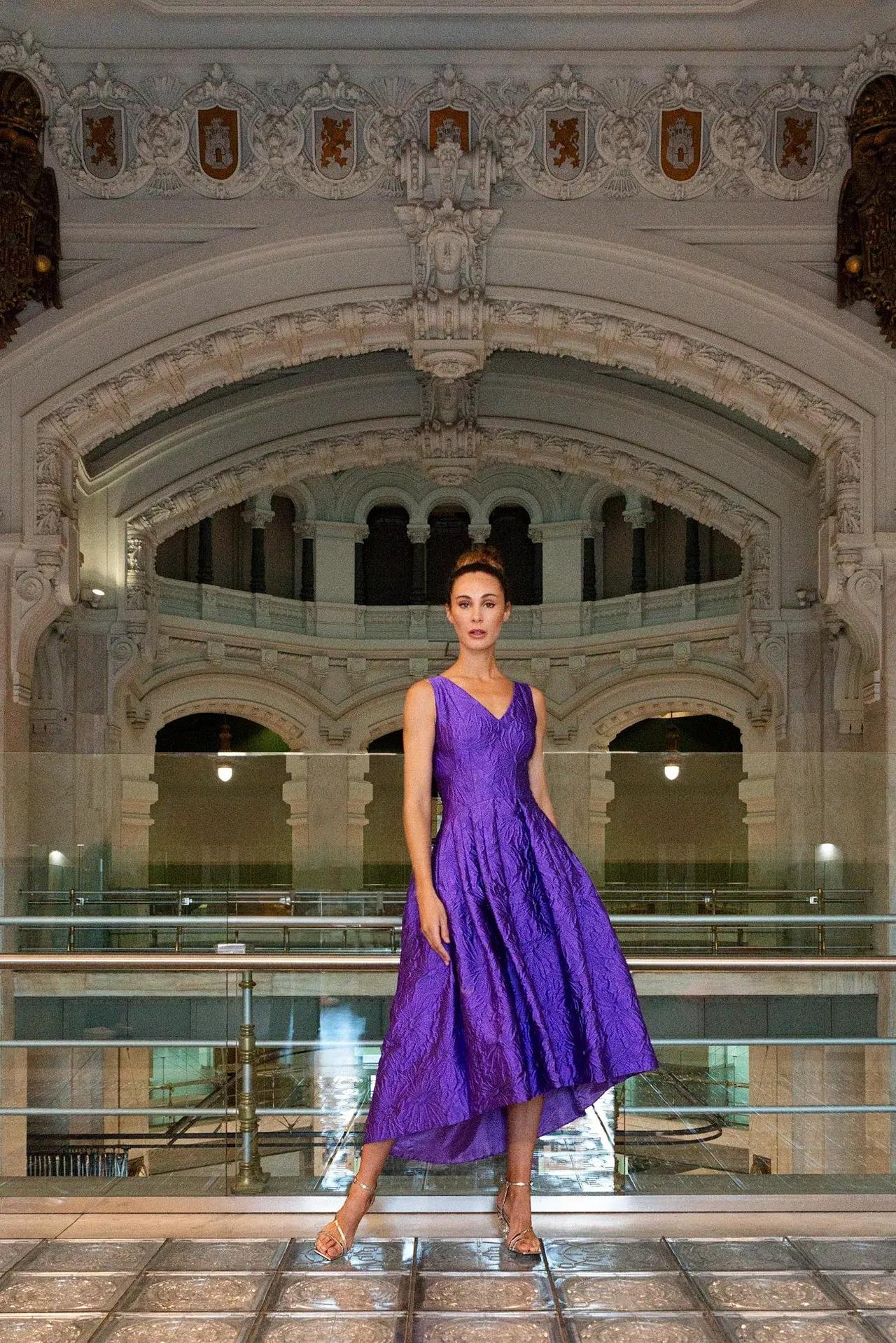 Protocolo boda noche: vestidos para boda de noche de largo midi en lila con escote en V