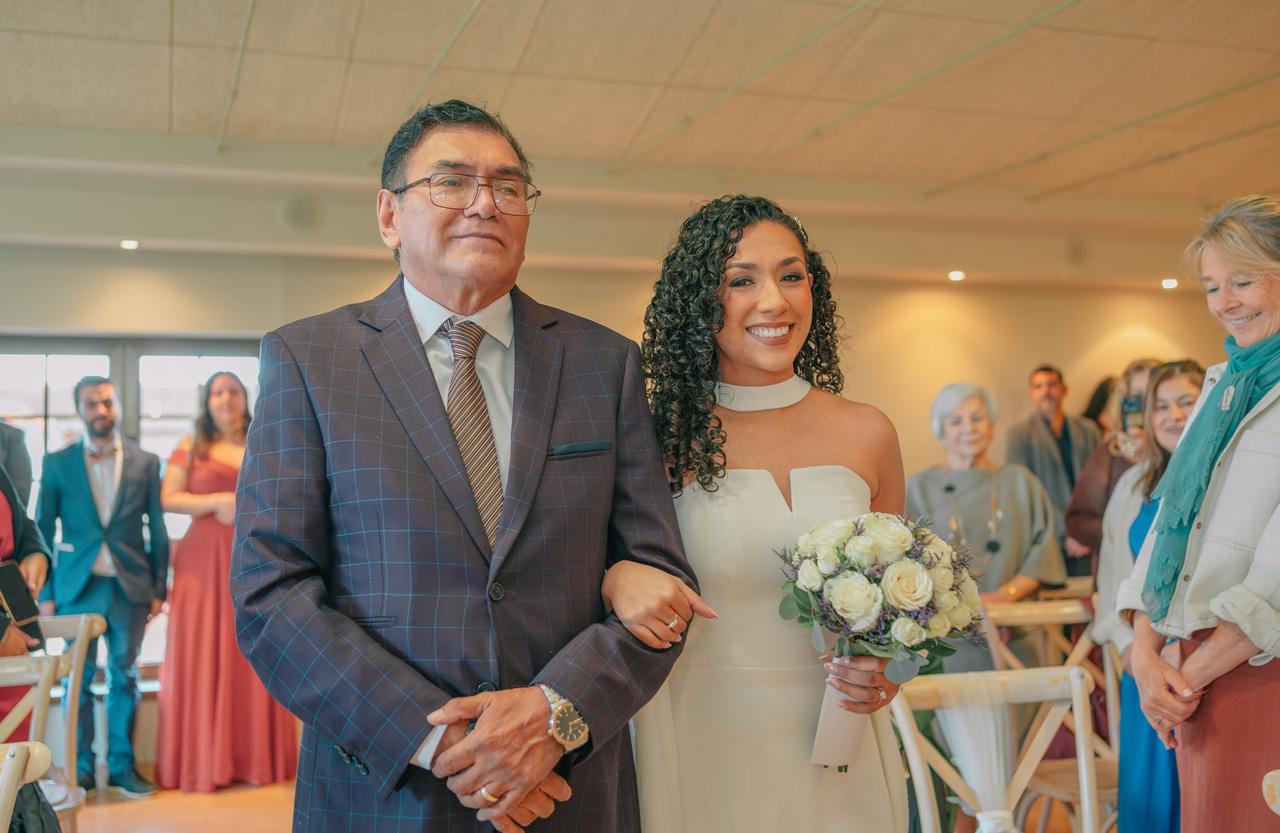 quien acompaña a la novia altar
