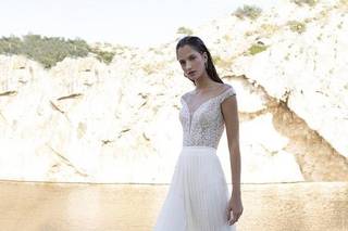 Vestido boda civil mono cómodo con pedrería y escote bardot