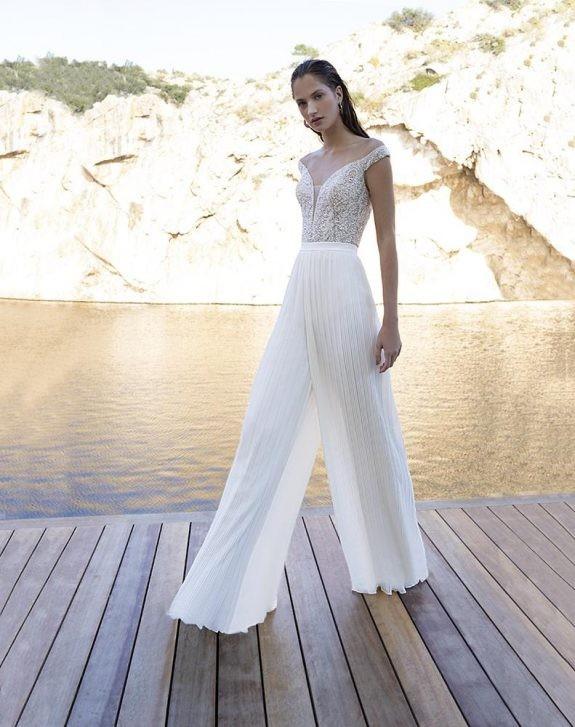 Vestido boda civil mono cómodo con pedrería y escote bardot