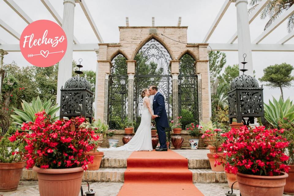 Bodas originales: pareja de recién casados se besa en un patio de estilo andaluz en Al-Yamanah, Sevilla