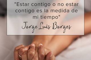 Frases de amor célebres: Estar contigo o no estar contigo es la medida de mi tiempo, de Jorge Luis Borges