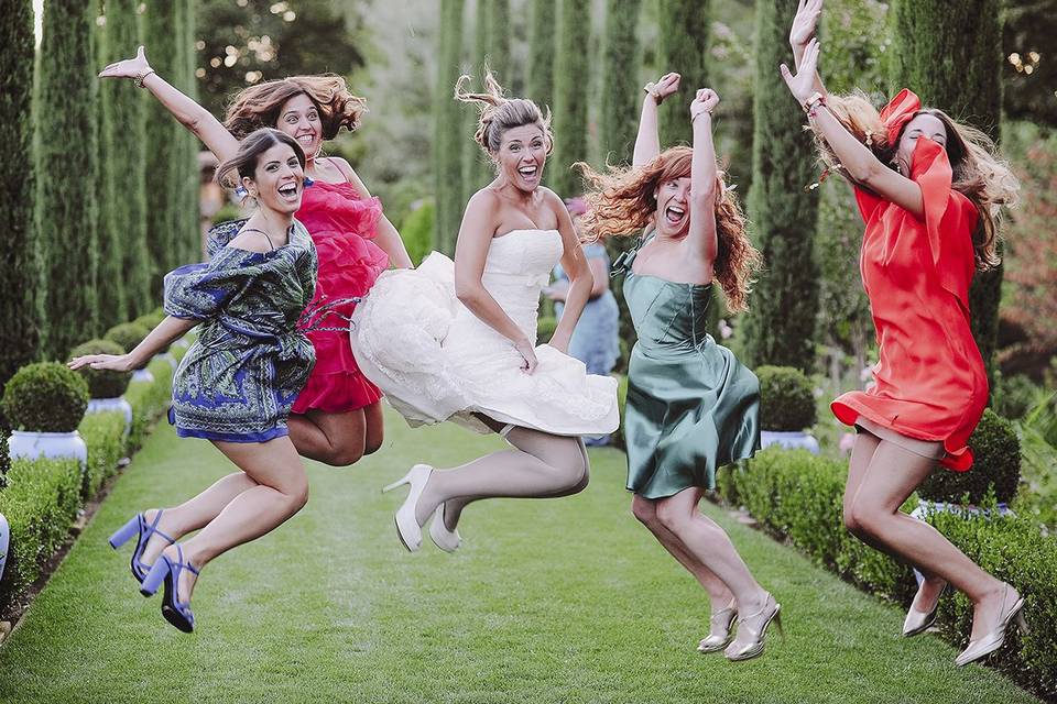 Novia y sus amigas contentas y saltando el día de su boda