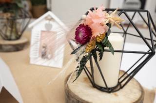 Centros de mesa geométricos metálicos para el banquete de boda