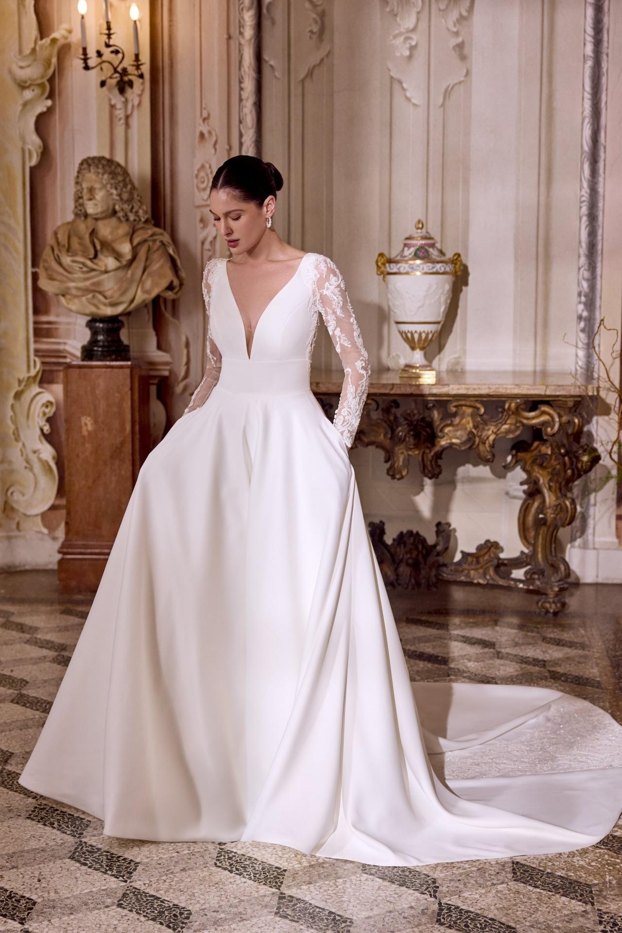 Vestidos de novia de manga larga con encaje y el resto liso