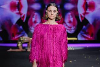 Traje de cóctel con plumas