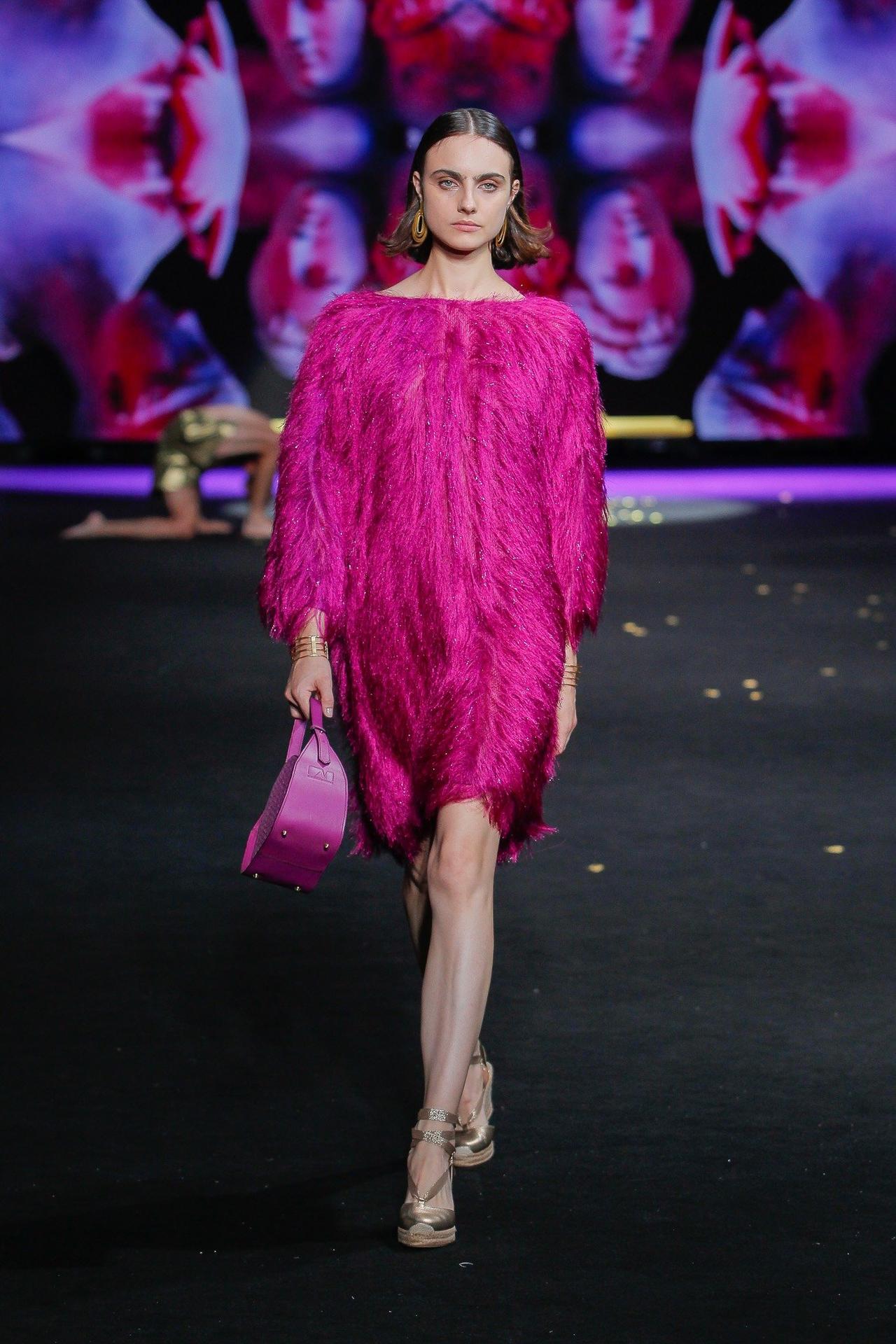 Traje de cóctel con plumas