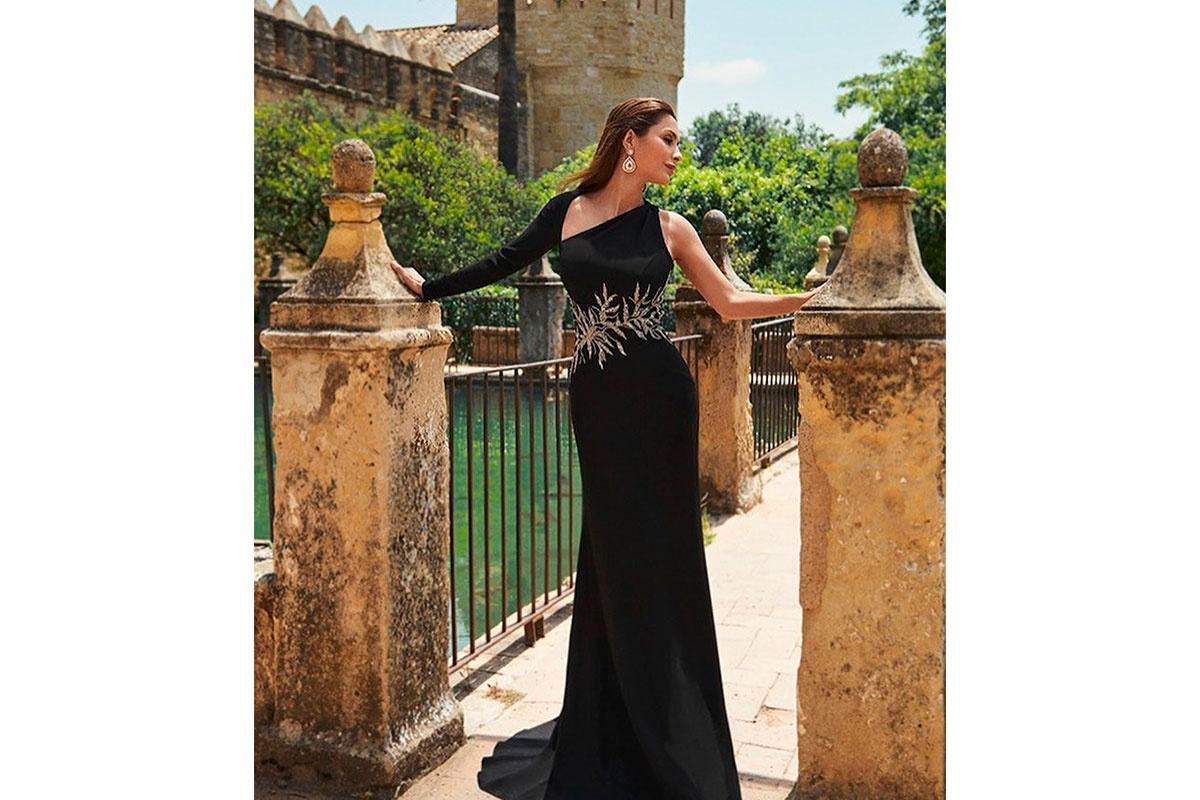Vestido negro de invitada con detalle brillante en el centro del cuerpo
