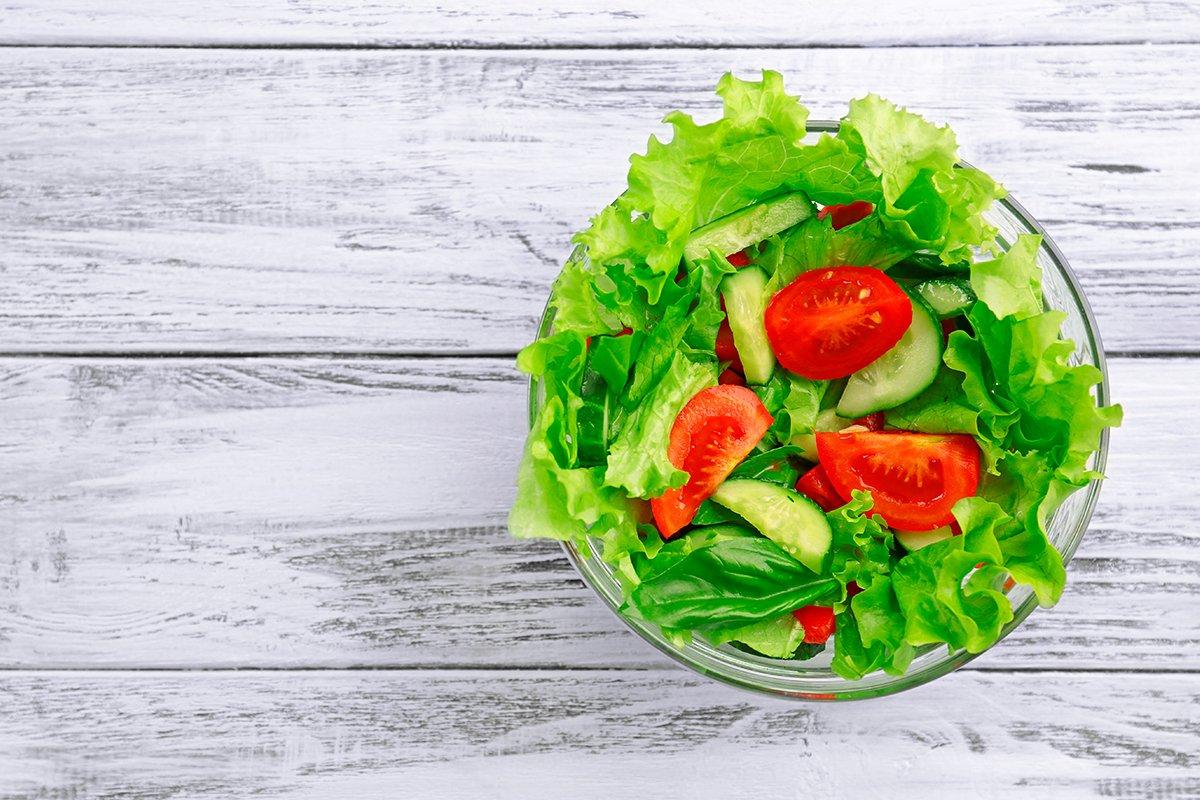 Alimentos prohibidos el día antes de la boda: lechuga, tomate y otras verduras crudas