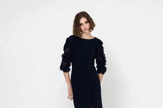 Vestido negro para boda con manga francesa y abertura en la falda