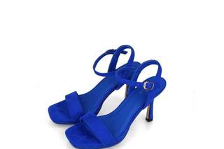 Zapatos de novia de colores: sandalias en una llamativa tonalidad azul