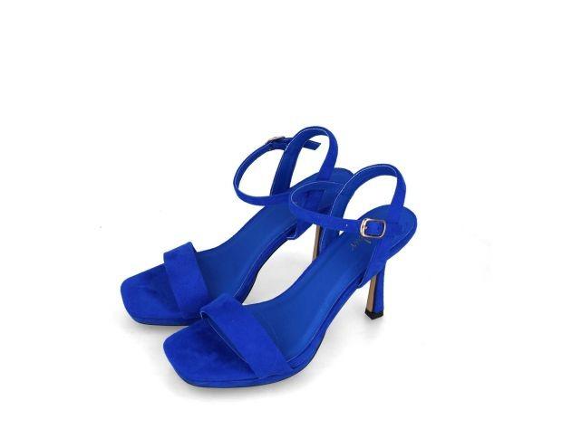 Zapatos de novia de colores: sandalias en una llamativa tonalidad azul