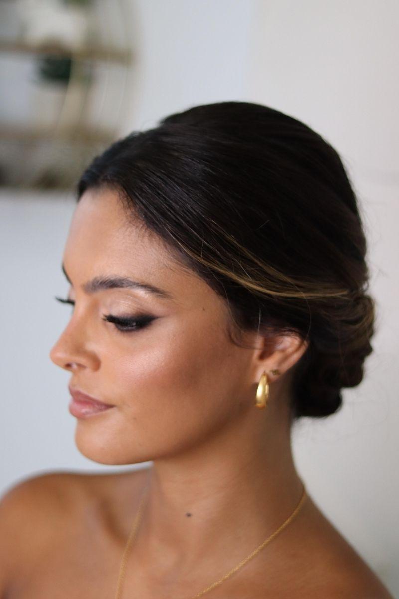 Peinados para bodas: moño bajo pulido