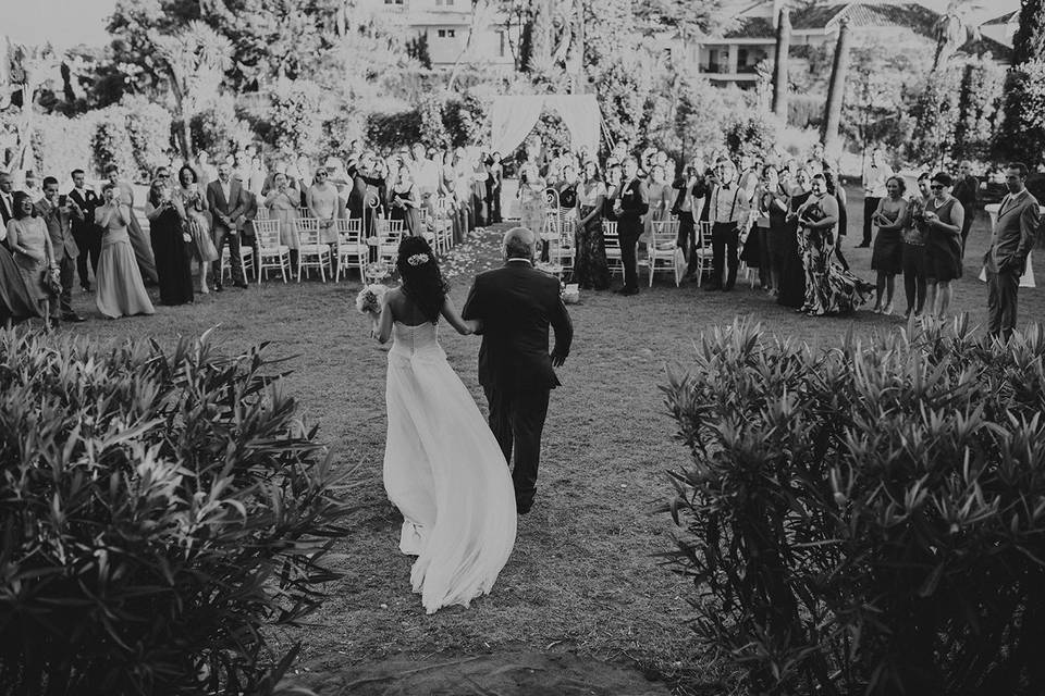 ¿Quién acompaña a la novia al altar?