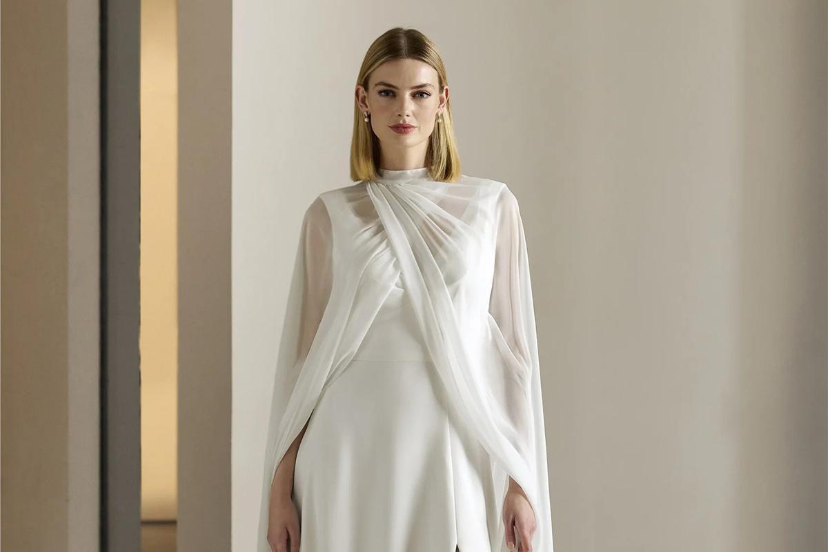 vestidos de novia para mujeres maduras: con capa de gasa cruzada