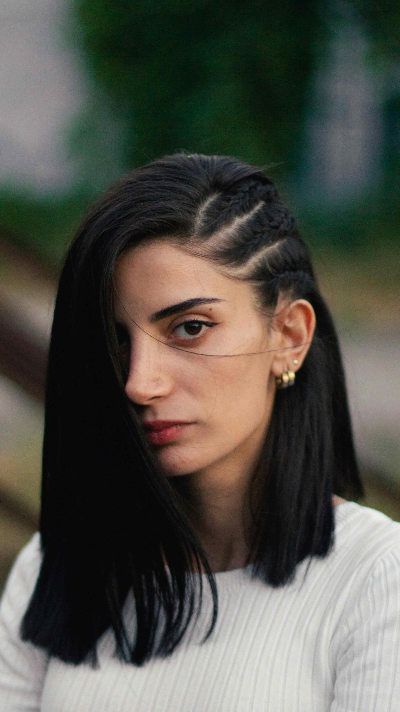 Peinado para pelo corto para boda: semirecogido con trenzas