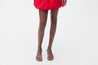 Vestido corto de fiesta con falda abullonada en color rojo