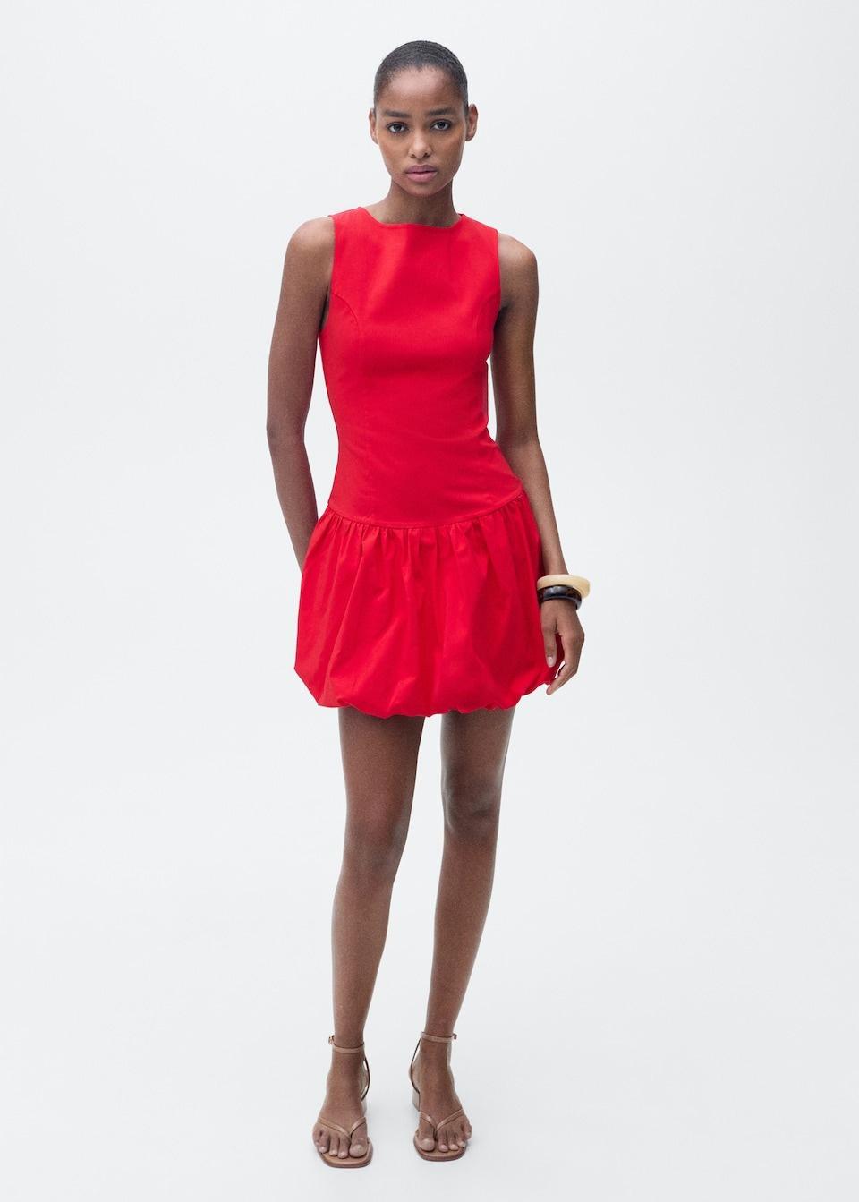 Vestido corto de fiesta con falda abullonada en color rojo