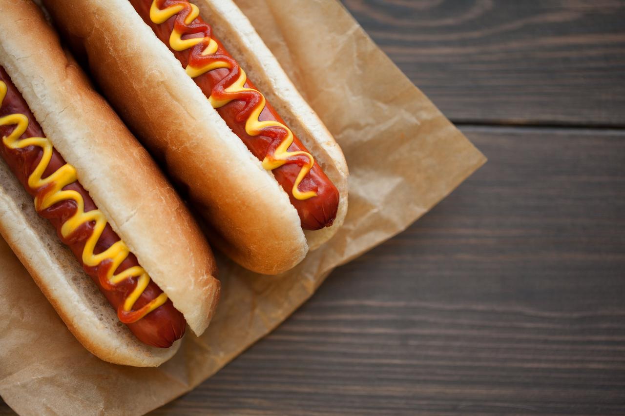 Alimentos prohibidos el día antes de la boda: legumbres: salchicas de Frankfurt y hamburguesas