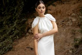 Vestido boda civil midi con hombreras y cola