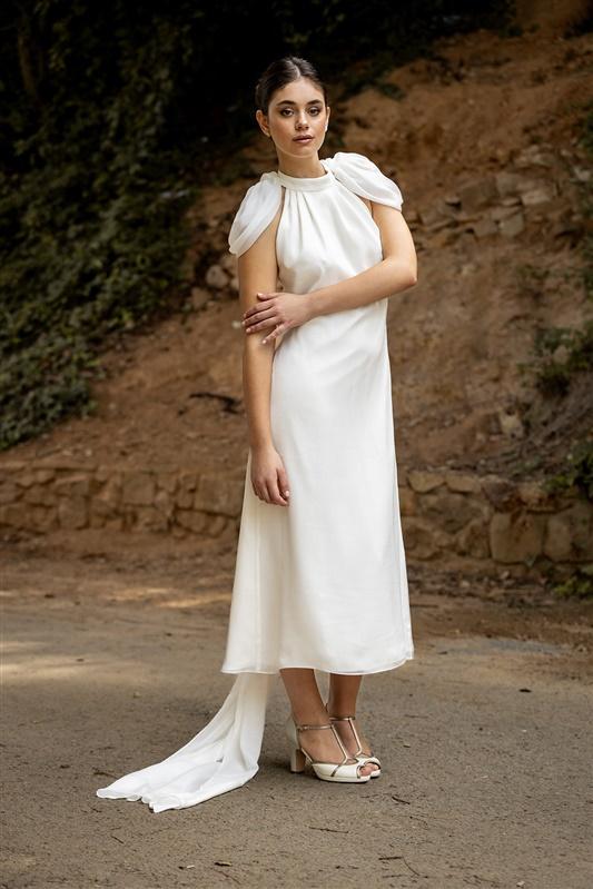 Vestido boda civil midi con hombreras y cola
