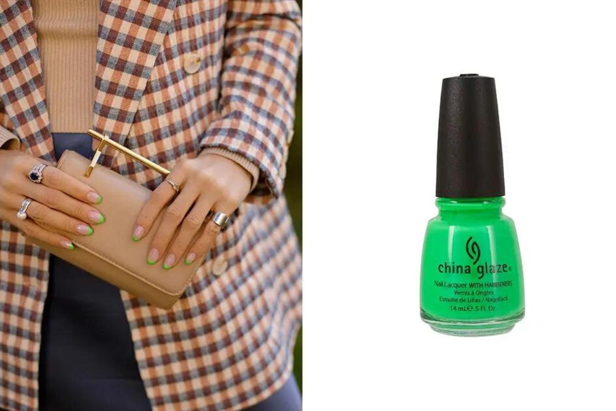 Chica con americana de cuadros y bolso de mano con una manicura francesa con las puntas en color verde flúor