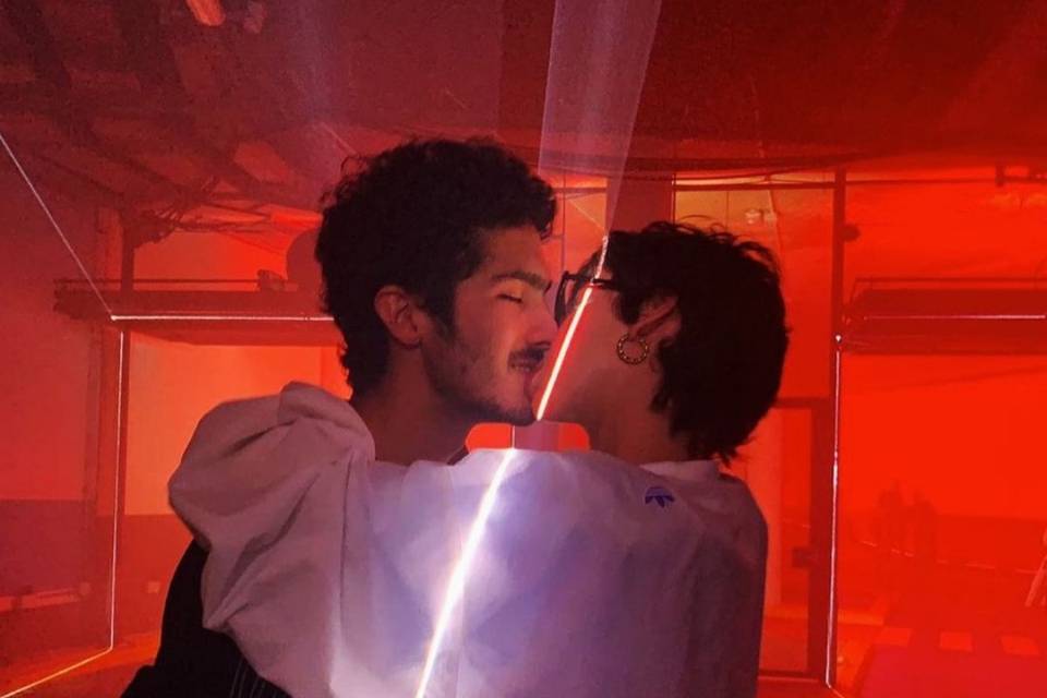 Fotos de parejas famosas: Úrsula Corberó y Chino Darín en el Primavera Sound dándose un apasionado beso en una habitación con luces rojas