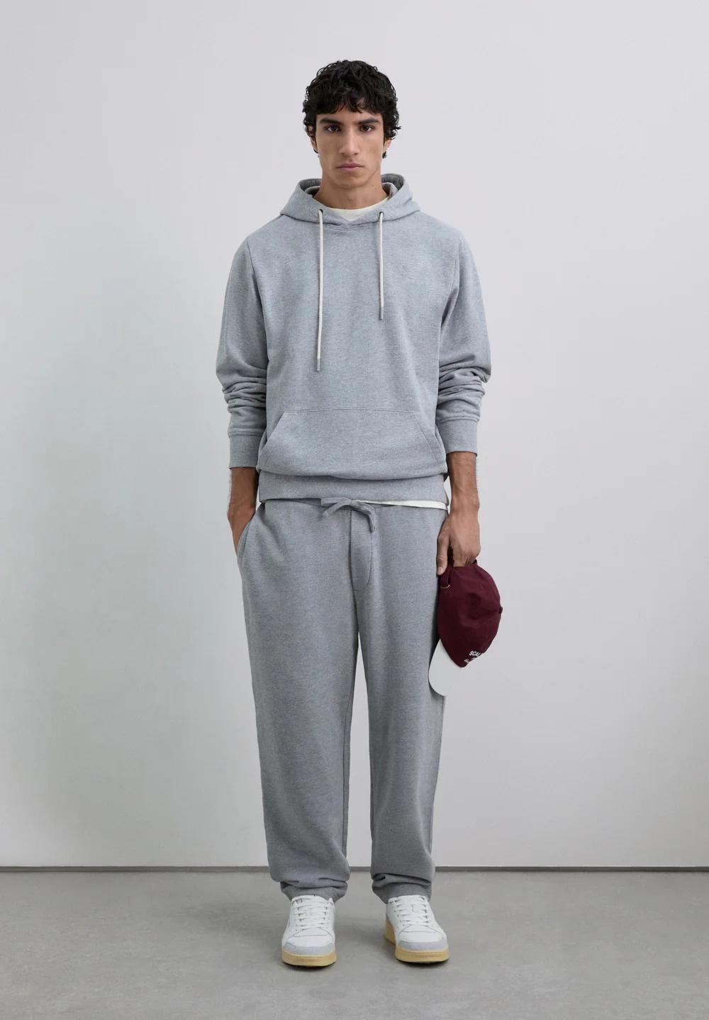 Qué regalar en las bodas de algodón: unos joggers