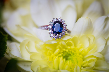 Anillos de compromiso con piedras preciosas azules: 25 irresistibles (y magníficas) propuestas