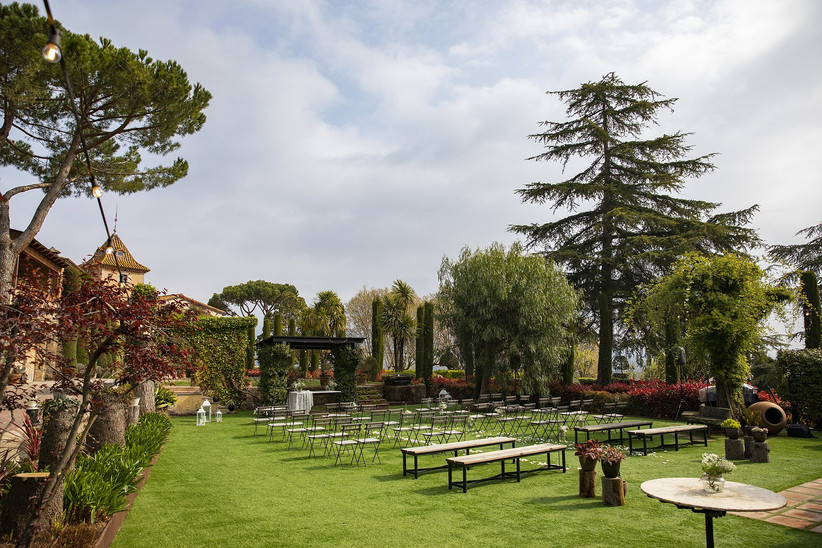 Precioso jardín dispuesto para una ceremonia civil en una boda de día